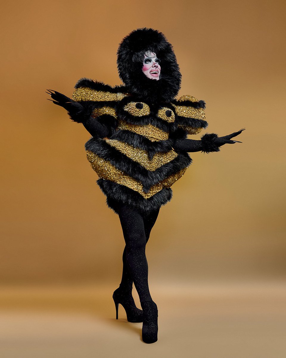 QUEERMTL's tweet photo. Tous les jeudis soirs, Uma Gahd de @HouseOfGahd, notre matante nationale de la drag, tient une projection de @canadasdragrace au @barlecocktailmtl. Ramène la couronne à Montréal, oh ma reine! Pour plus d’événements #drag, consulte QueerMTL. 👑 #2slgbtq #queermtl #mtlmoments https://t.co/8YFZxDFRCC