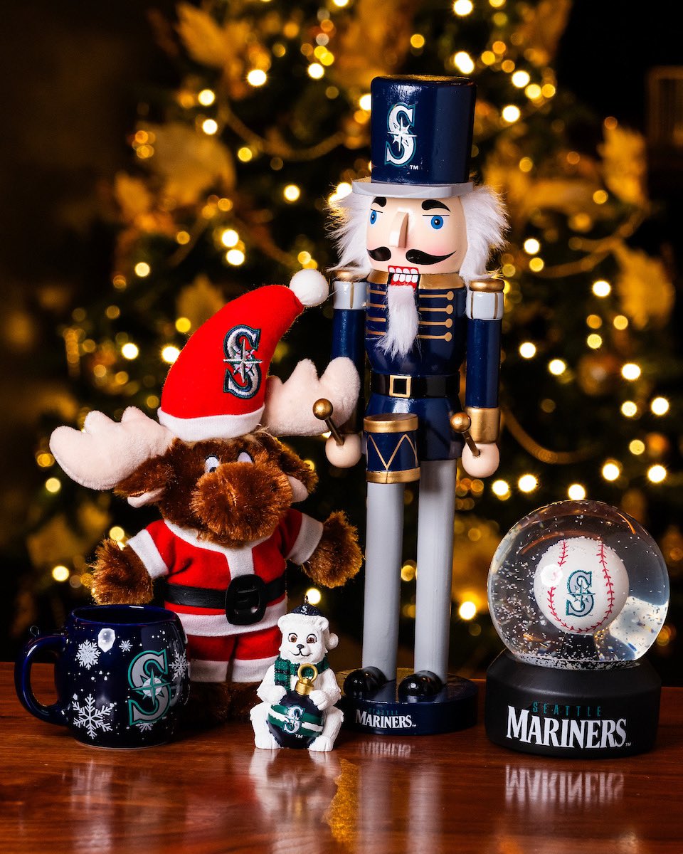 MarinersStore's tweet image. ⛄️ REPOST &amp;amp; FOLLOW TO WIN ⛄️

We’re giving away a @Mariners holiday décor and ornaments prize pack to help you deck the halls this holiday season. Just make sure you’re following us and hit that repost button for a chance to win!