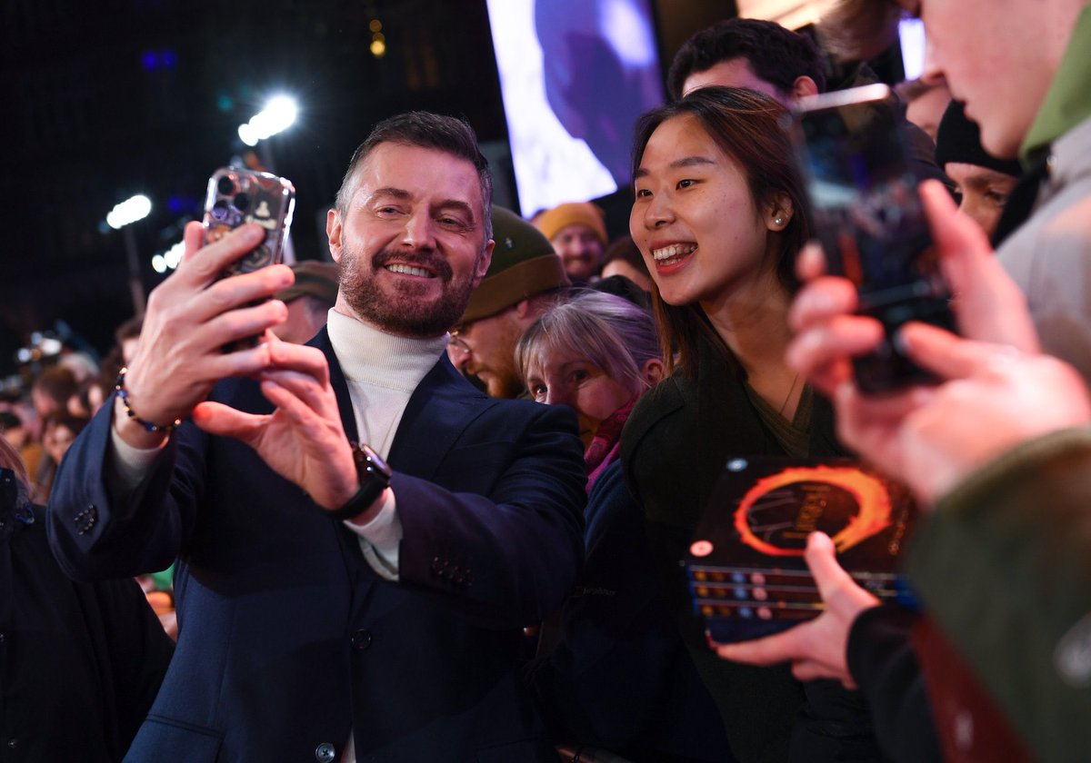 "Un mago nunca llega tarde, ni llega temprano, llega precisamente cuando pretende". El elenco de la trilogía original de #LOTR se apodera de la alfombra para el estreno de #LOTR: The War of the Rohirrim - en los cines el 13 de diciembre.