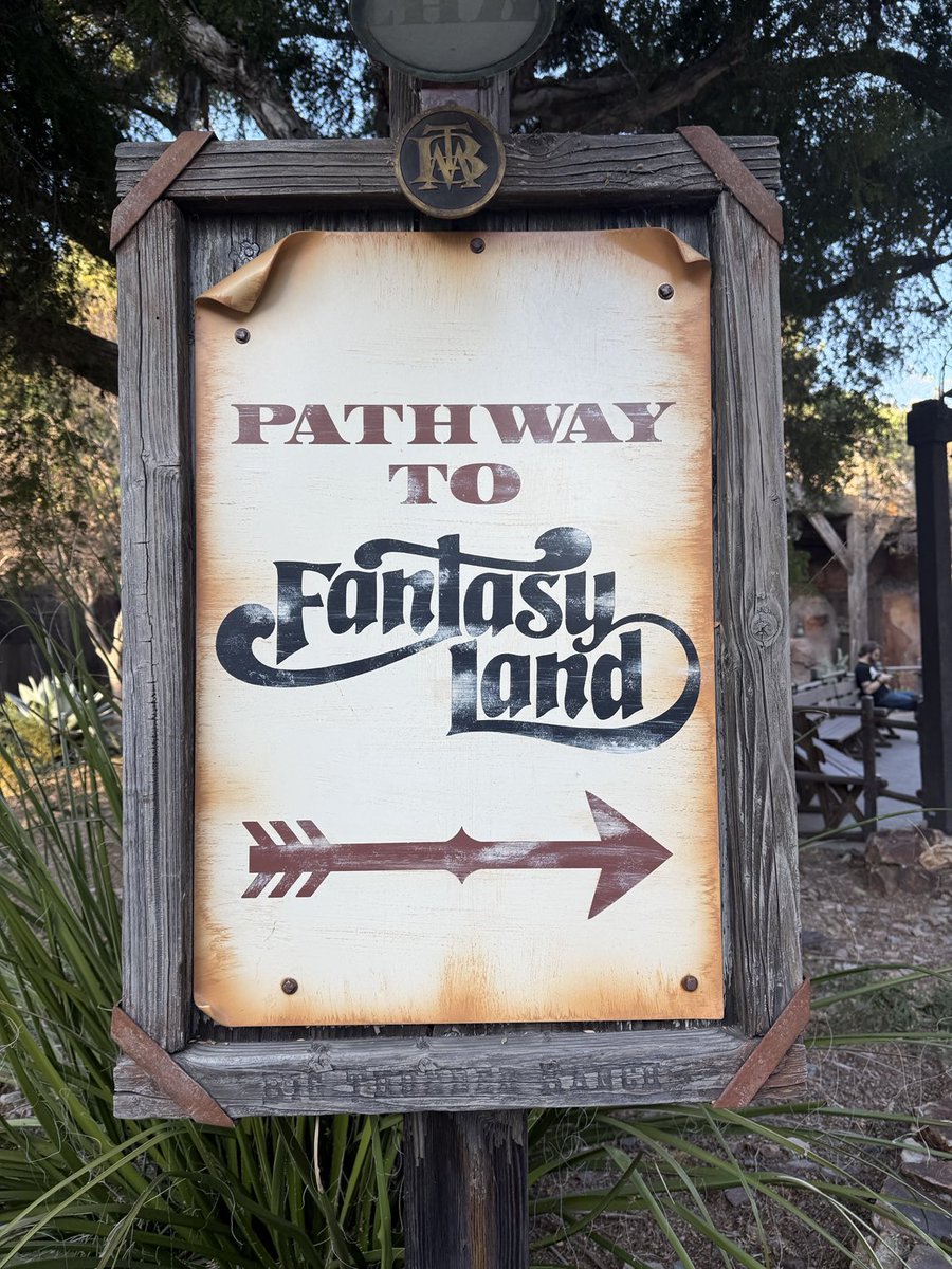 JimShull's tweet image. During my recent visit to Disneyland I stopped to admire this graphic showcasing both thoughtful design and well crafted execution. Way finding graphics are important and too often overlooked.  #DisneyJourney #signgraphics