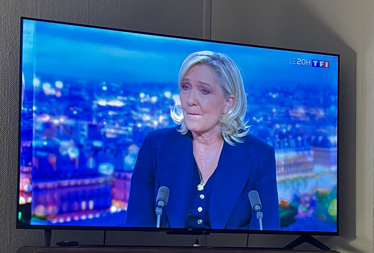 Marine Le Pen prétend avoir voté la motion de censure du Nouveau Front Populaire en se bouchant le nez, "pour, dit-elle, protéger les Français." Moi je traduis "pour tenter de me protéger moi-même de la justice qui décidera de mon sort le 31 mars prochain." TF1