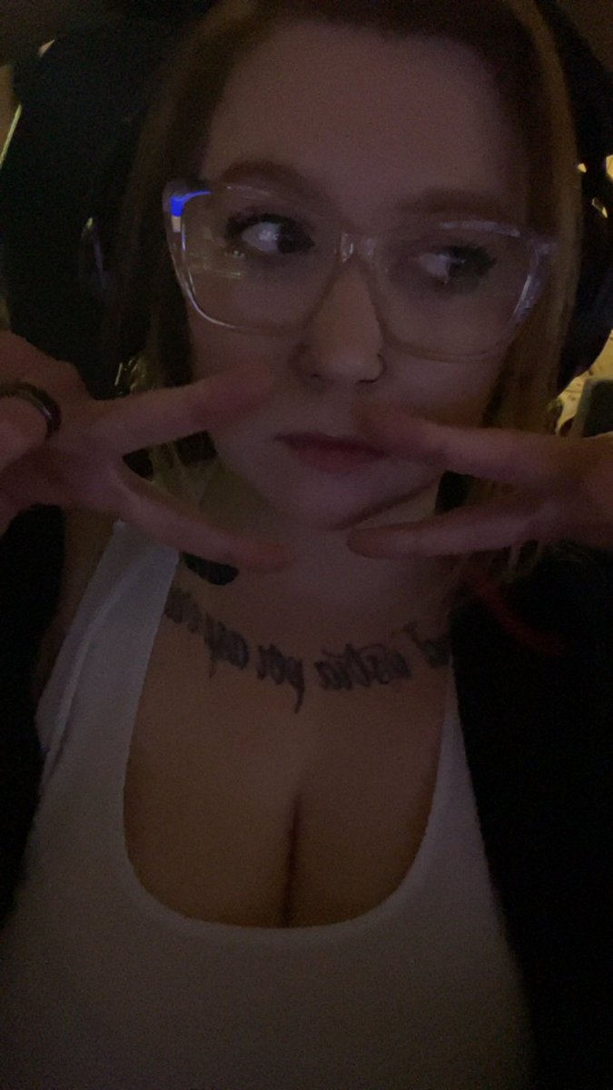 trying to take selfies when my husband ✌️🧔‍♂️✌️