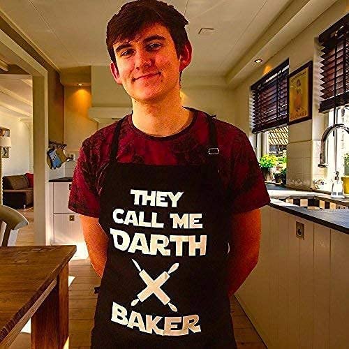 🎅 Make your Christmas cooking epic with the Darth Baker Apron! A fun, durable, and practical gift for Star Wars lovers. May the sauce be with you! 
tinyurl.com/strawarsinspir…

#StarWars #ChristmasGift #BBQReady #baking #giftsforhim #giftsforhim #amazonfinds #cookies