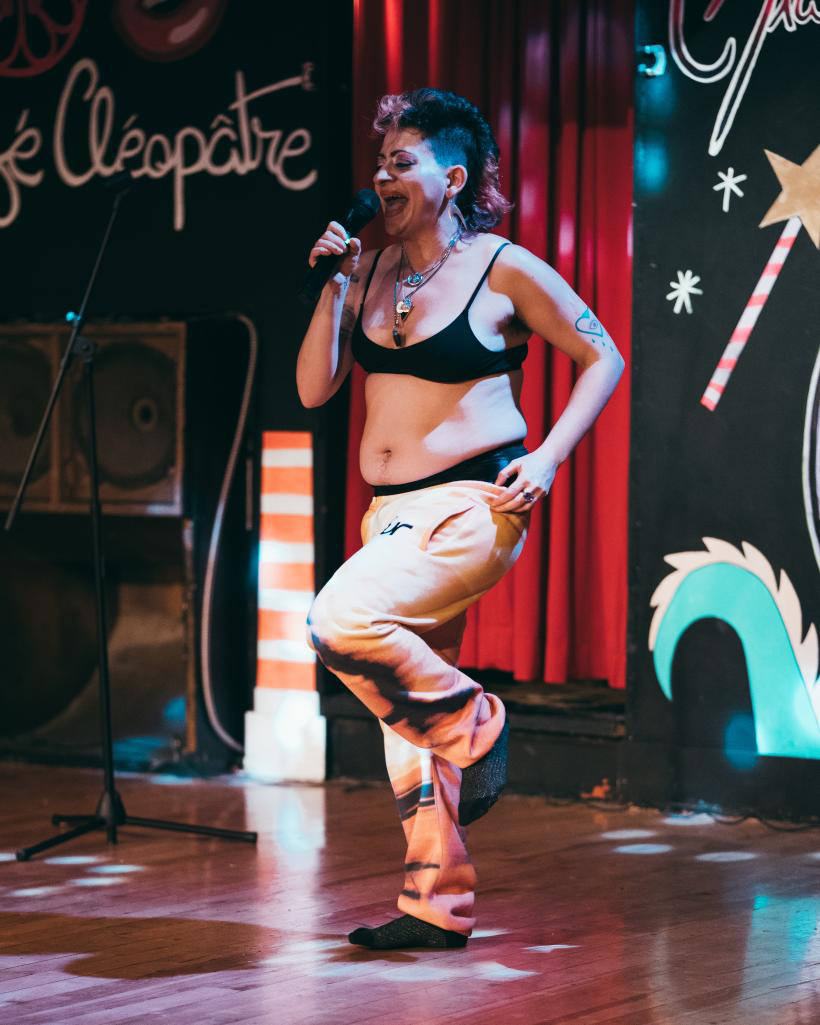 QUEERMTL's tweet photo. Expérience incontournable pour les gens d’ici et d’ailleurs, @bareoke prouve une fois pour toutes que karaoké et strip-tease font TRÈS bon ménage. Pour plus d’événements #LBTQ+ à @montreal, consulte QueerMTL. 🎤 #2slgbtq #queermtl #mtlmoments 📷 @twiggy.ss https://t.co/9WewpSAdlr