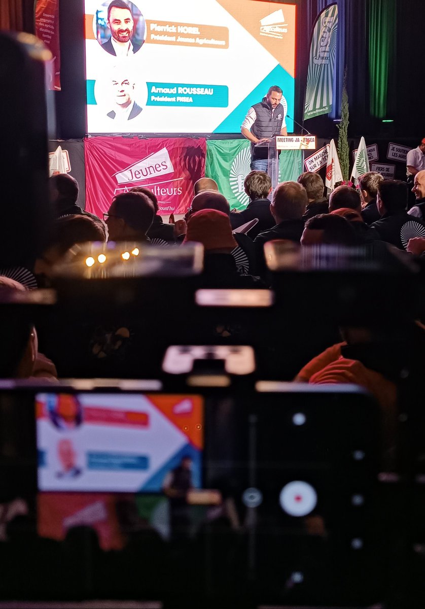 La FNSEA (@fnsea) on Twitter photo 📣🚜 #FNSEA #JA en campagne | Pour <a href="/HorelPierrick/">Pierrick Horel</a>, président @JeunesAgris : 🎙️ "Redonner le goût d'entreprendre aux agriculteurs et aux futures générations d'agriculteurs passe par le #revenu."
🎙️ "N'ayons pas peur de ce que l'on fait. On le fait bien. Valorisons le !" (...)
🎙️ 📣🚜 #FNSEA #JA en campagne | Pour <a href="/HorelPierrick/">Pierrick Horel</a>, président @JeunesAgris : 🎙️ "Redonner le goût d'entreprendre aux agriculteurs et aux futures générations d'agriculteurs passe par le #revenu."
🎙️ "N'ayons pas peur de ce que l'on fait. On le fait bien. Valorisons le !" (...)
🎙️
