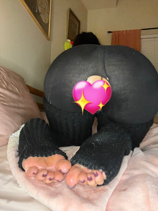 2 pic. Keeping warm in my leg warmers 🩷😌🩷 https://t.co/jt2KujnEWS