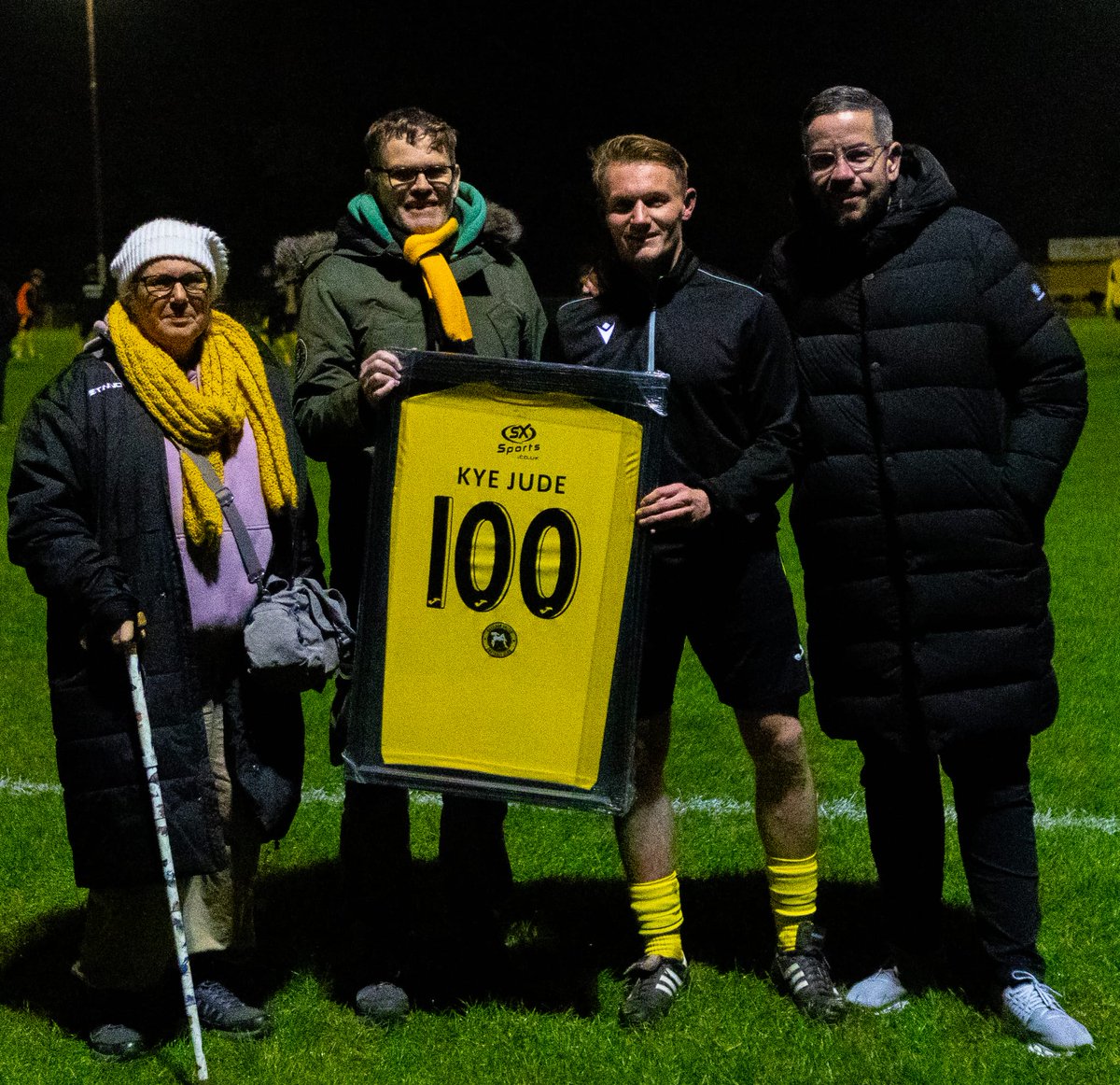 At last night's game to mark Kye Jude 100 appearances for The Bee's, we presented him with a framed Basildon United shirt. He has been a loyal servant to the club over the last 3 seasons and well done Kye 👏 🐝💛🖤
#Beesfamily