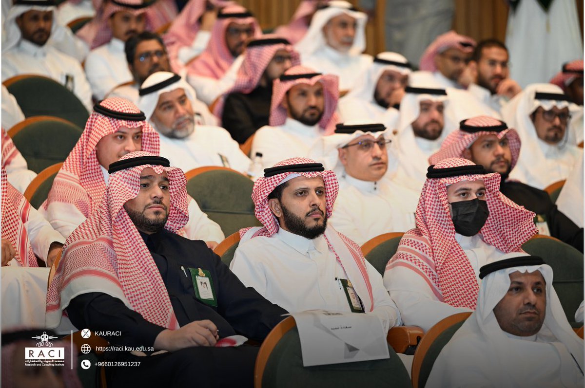 ثم عُقدت عدة جلسات استهلت بـ" تجارب القطاعات لتقديم الخدمات الاستشارية والتدريبية" تحدث خلالها سعادة عميد كلية طب الأسنان أ.د. عبدالغني ميره، وسعادة نائب مدير مركز تطوير التعليم الجامعي للتطوير د. نهى آشي عن المشاريع المنجزة من خلال المعهد ودوره في نجاح تلك المشاريع.