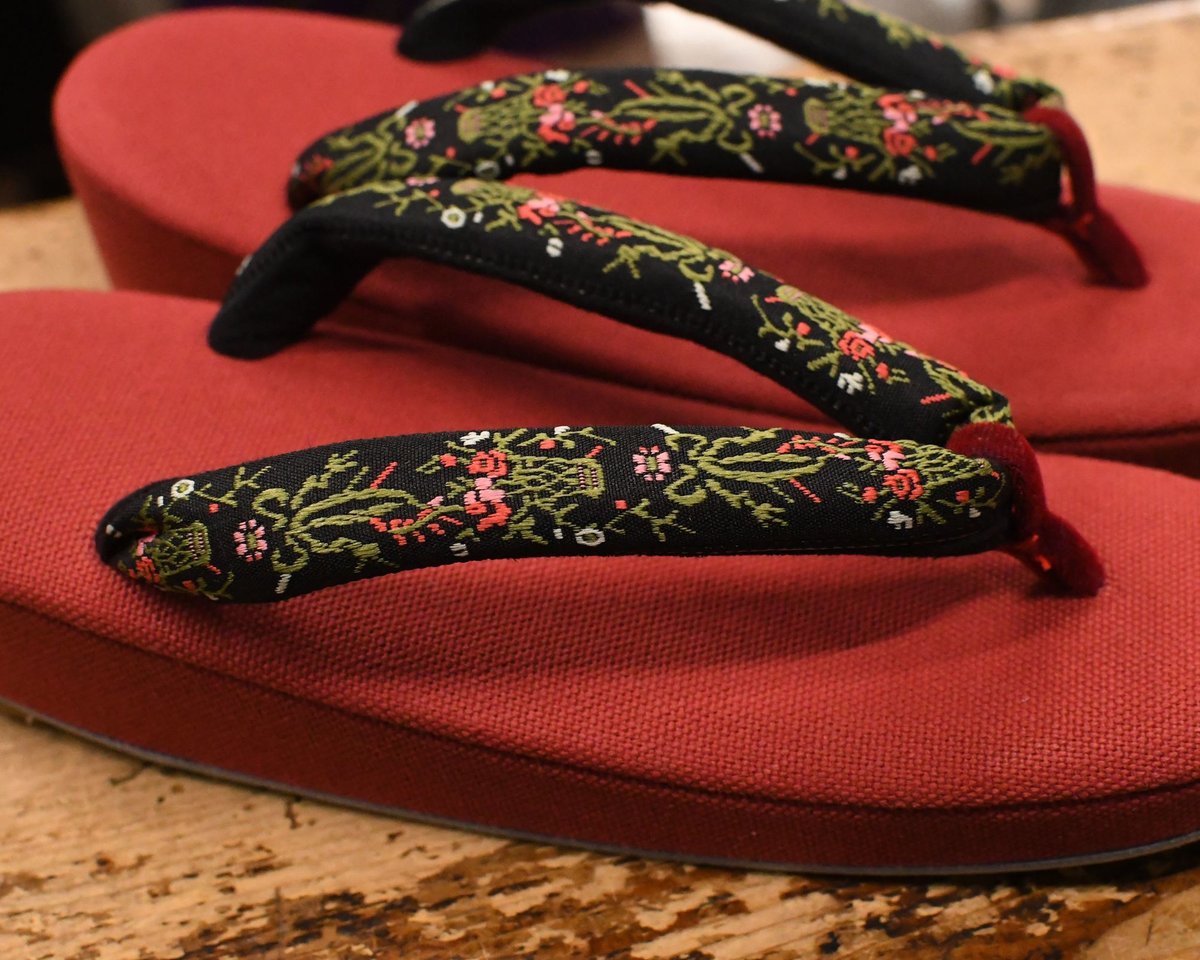 帆布草履とリボン花緒の組み合わせはリボン花緒登場時から間違いない組み合わせとして好評でした。

いまだ健在、という雰囲気を感じる一足。

個性的な色目が多い帆布の台に可愛らしい刺繍が似合いますね。

またこの組み合わせの良いところは履き心地が良いところ。