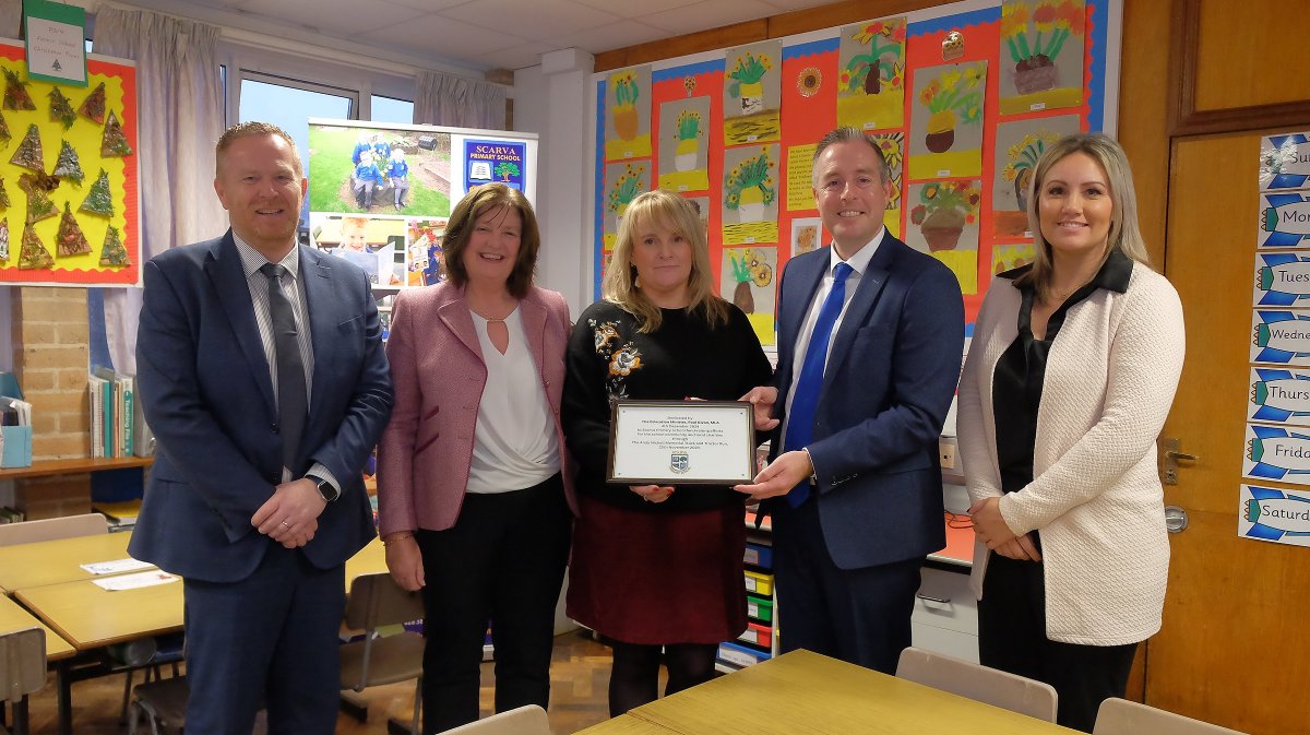 Education Minister <a href="/paulgivan/">Paul Givan</a> visited Scarva Primary School and met Principal Heather Lindsay, Board of Governors, staff, pupils and local MLA <a href="/DianeForsytheNI/">Diane Forsythe</a>.

During the visit the Minister toured the school and listened to the choir. He also unveiled a memorial plaque to Andy