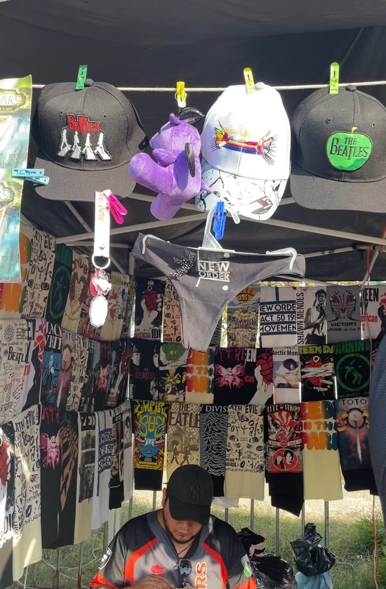 ChilangoCom's tweet photo. Si te quedaste con ganas de comprar la taza, la playera o la cobija en un tokín... Lánzate al tianguis de liquidación de mercancía no oficial de conciertos en CDMX 🤩

Aquí los detalles: https://t.co/JBdjD2EfB4 ✨ https://t.co/EBCpdwGKOX