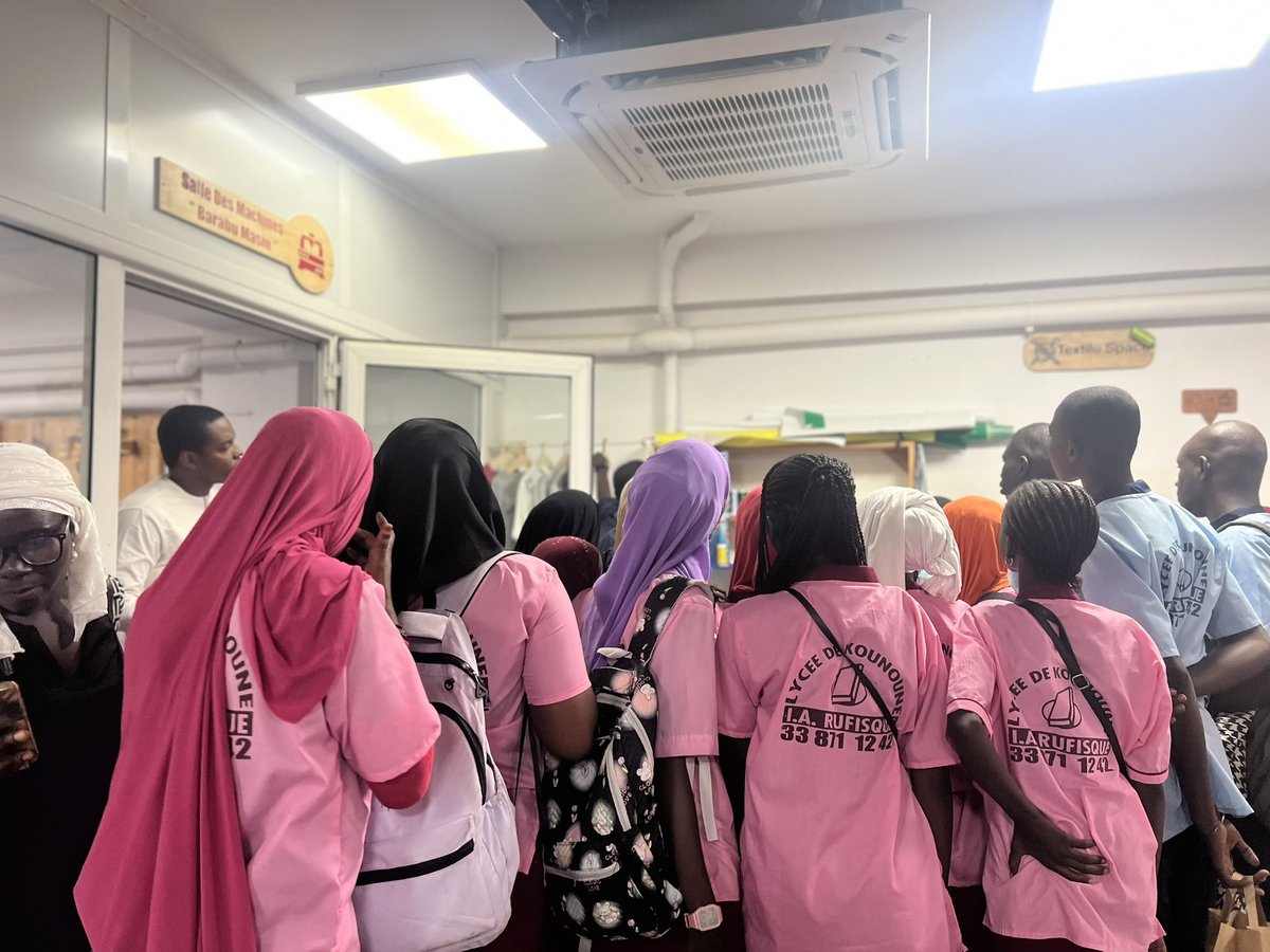 Adji_Anta_Dabo's tweet image. 🚀✨ De Kounoune à Orange Digital Center ! 💻
Un après-midi riche en découvertes :
🔸 Initiation au codage 👩💻👨💻
🔸 Visite inspirante du FabLab Solidaire 🛠️
🔸 Sensibilisation aux dangers du net ⚠️📱 avec les experts de SENUM 🙌
#SuperCoder 💻 #Inclusion 🌍 #DangersDuNet