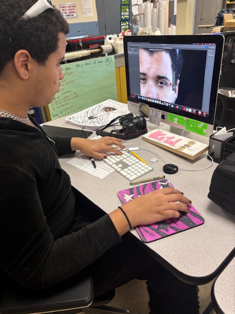 mainecte's tweet image. Unleash your creativity with graphic design! 🎨📸
#GraphicDesign #GraphicDesignStudent #MaineCTE #MaineEducation #Maine

Repost 📸 @CATCAugustaME
🎨 Our first-year Graphic Design students are bringing their creative A-game! 📸