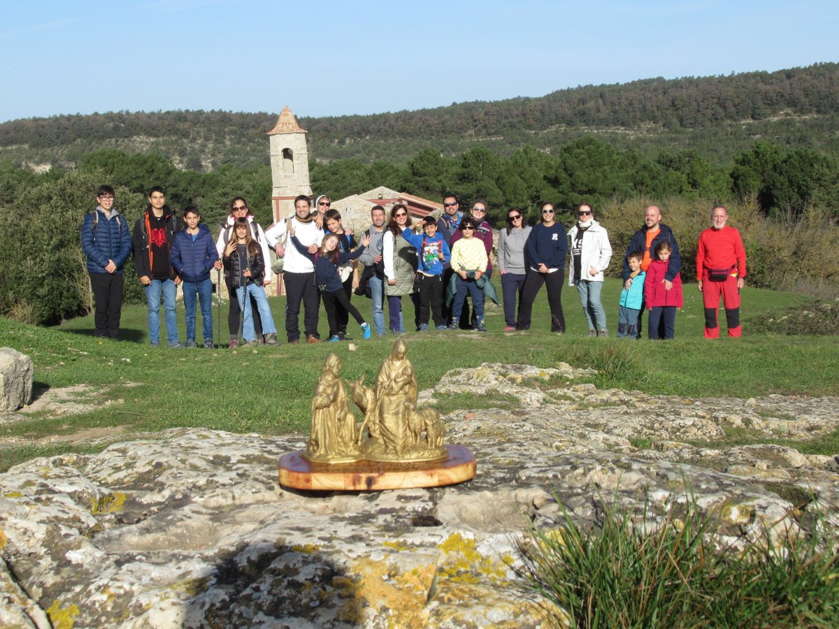 xaloc_edu's tweet photo. Segona excursió del curs amb el GEF! 🚶‍♂️🏞️ El 1 de desembre, 30 participants vam recórrer la Serra de La Mussara, vam visitar el poble abandonat i els Avencs de La Febró, deixant un pessebre. Va ser un dia ple de natura i tradicions. La propera sortida, el 9 de febrer! 🗓️ https://t.co/QMygUaHeqK