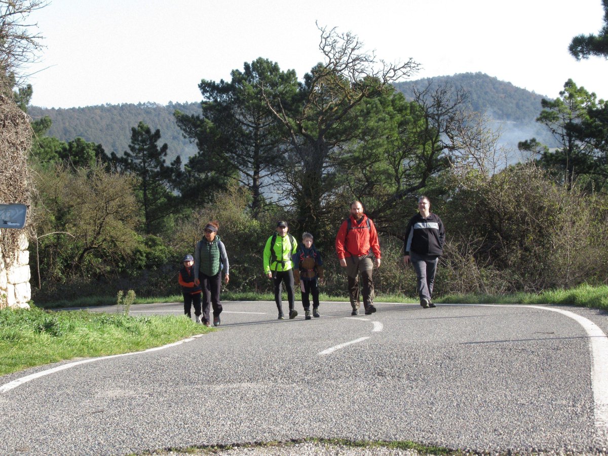 xaloc_edu's tweet photo. Segona excursió del curs amb el GEF! 🚶‍♂️🏞️ El 1 de desembre, 30 participants vam recórrer la Serra de La Mussara, vam visitar el poble abandonat i els Avencs de La Febró, deixant un pessebre. Va ser un dia ple de natura i tradicions. La propera sortida, el 9 de febrer! 🗓️ https://t.co/QMygUaHeqK