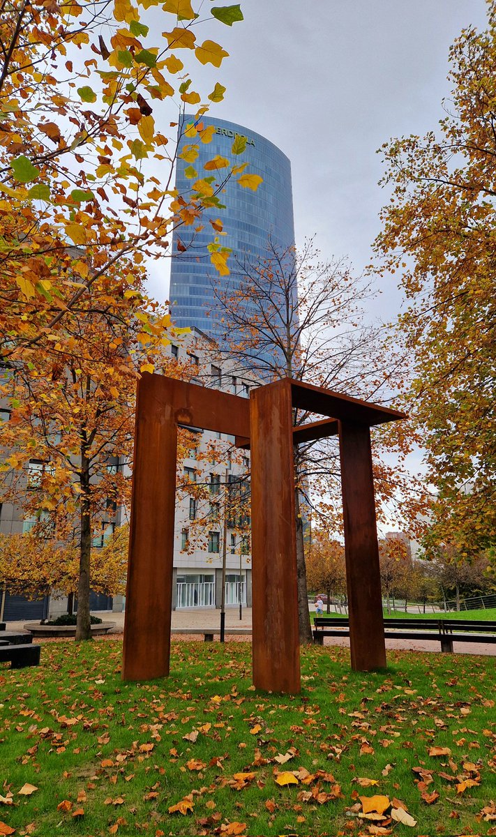 Esta semana en mi colaboración en <a href="/mecanicacaracol/">Lamecanicadelcaracol</a> (<a href="/radioeuskadi/">Radio Euskadi</a>), con @animalmecanico, hemos hablado de las matemáticas de la escultura Atalase/Umbral, del escultor José Ramón Anda, que acaba de instalarse en Bilbao eitb.eus/es/radio/radio…