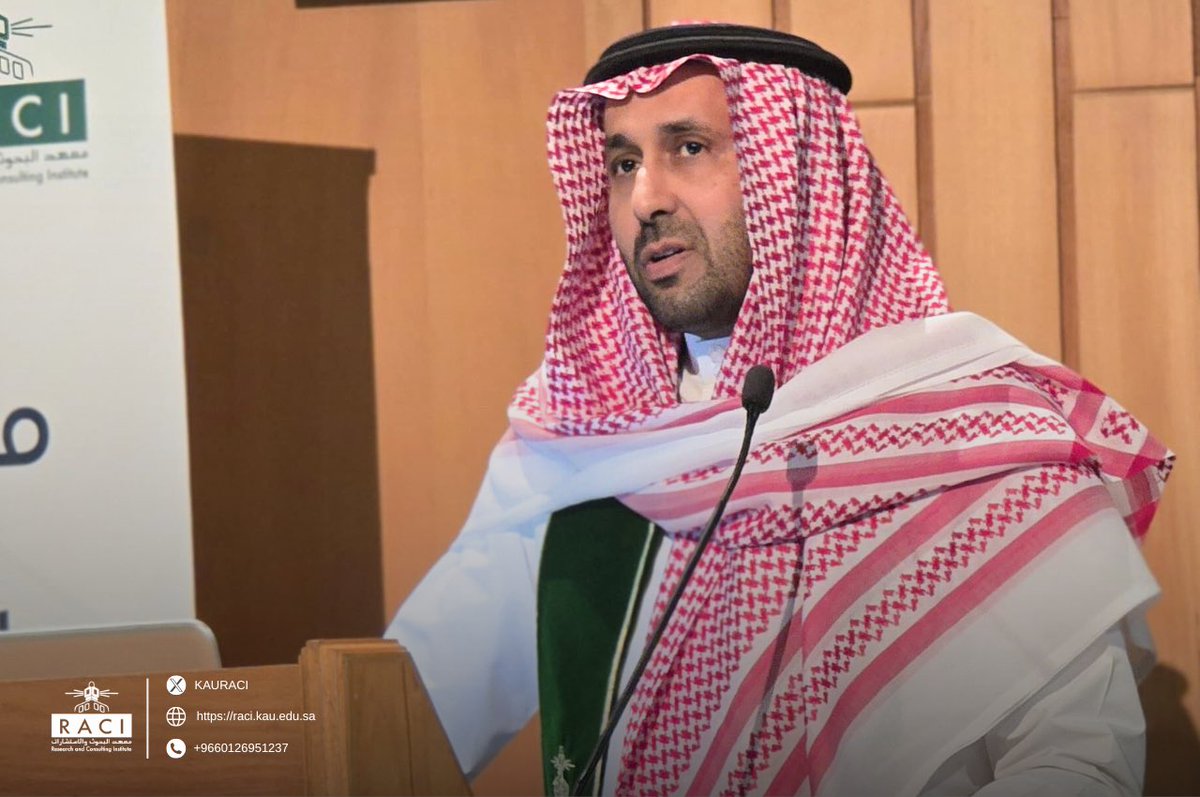 واستكملت جلسات اللقاء بعد استراحة قصيرة حيث شرحت وكيلة المعهد لشطر الطالبات د. دانية صباحي "اجراءات طلب الخدمات"، وبدورهم طرحا وكيلا المعهد أ.د. بسام ظفر ود. نايف العتيبي "اجراءات ومتطلبات المعهد فيما يخص متابعة المشاريع وصرف المستحقات المالية".