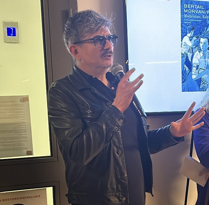 « Je ne sais toujours pas pourquoi je suis un rescapé parce que je ne sais toujours pas pourquoi les autres sont morts ». Bouleversant Luz à propos de #Charlie, en recevant le prix Wolinski de la BD du <a href="/LePoint/">Le Point</a>