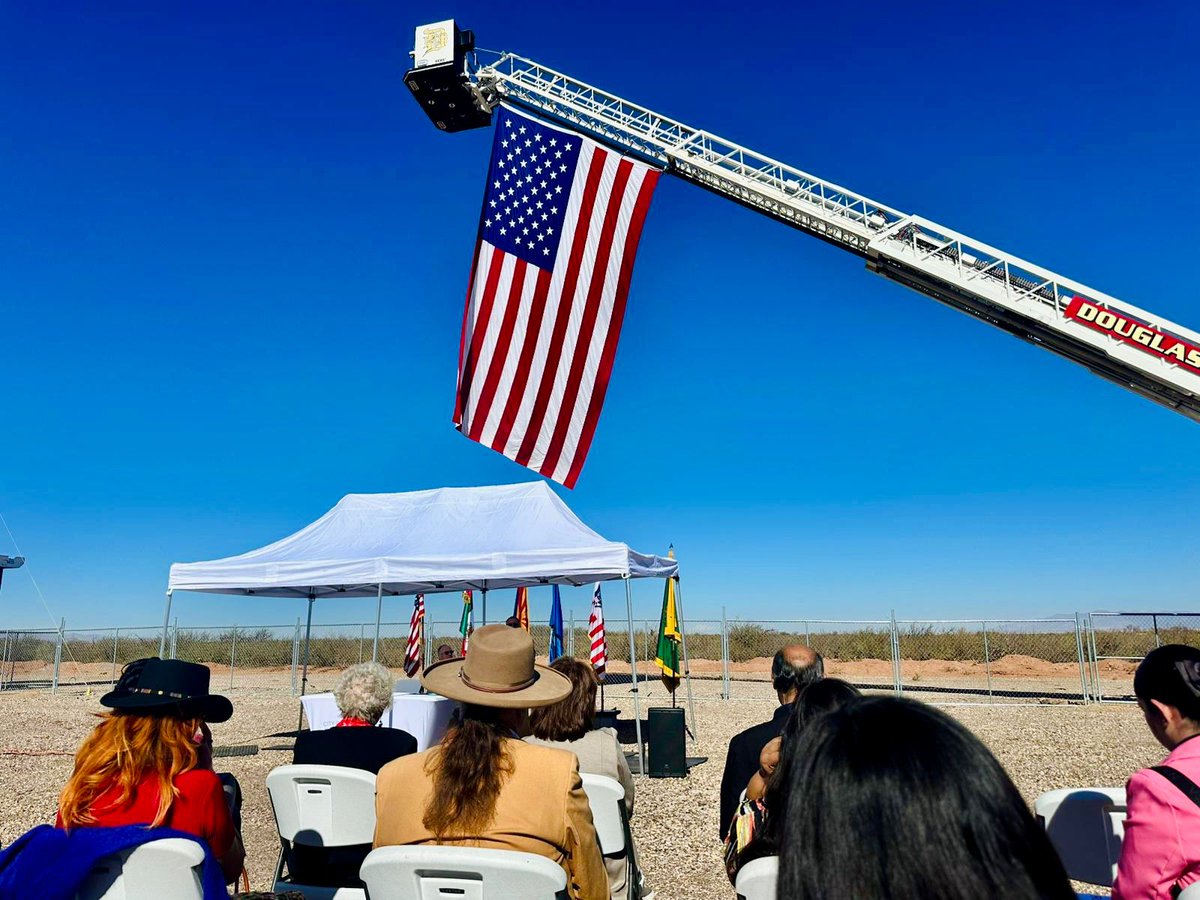 gerardovbuelna's tweet photo. En representación del Gobierno del Estado de Sonora, asistí a la Ceremonia de Donación de Tierra en Douglas, AZ, organizada por GSA. Importante paso hacia la construcción de un nuevo Puerto de Entrada, impulsando oportunidades y progreso compartido. #CEEISonora #SonAz #TeamSonAri https://t.co/4G4B8uq5iC