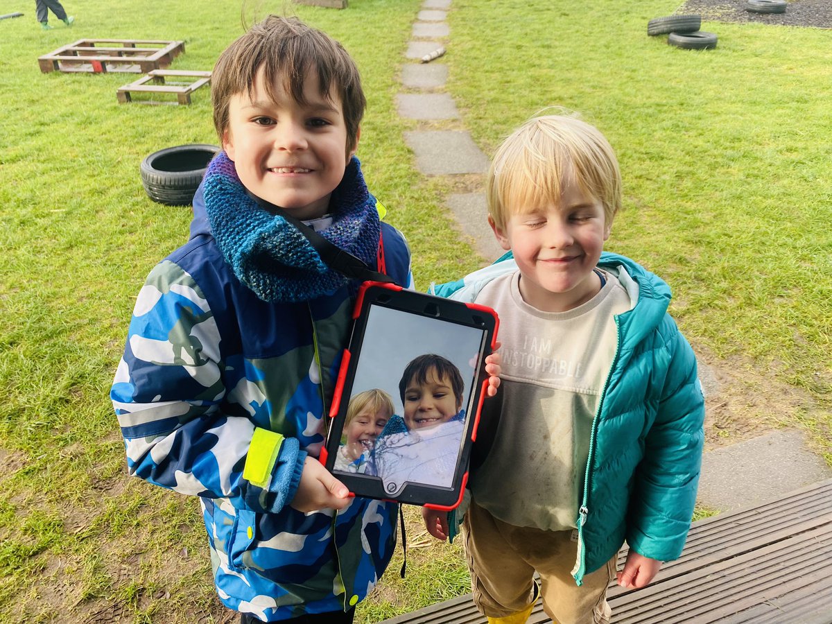Outdoor learning for P1-3 today. We learned about robins, made bird feeders, played games, and used our digital literacy skills to take nature photographs and videos! Well done superstars! 🤩🌳🦜🎥📷👍