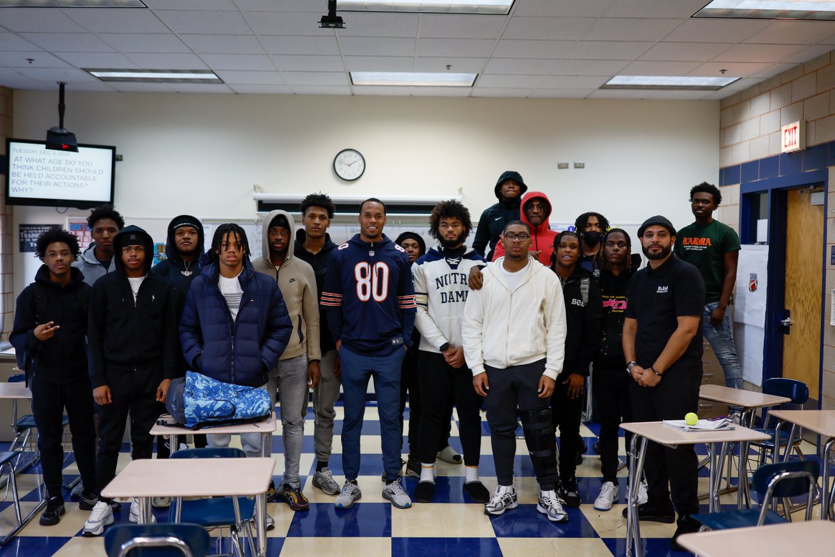 Yesterday, Bears WR Collin Johnson visited w/ student athletes from Simeon Career Academy as part of the BAM program through Youth Guidance. There he checked in on how students were feeling physically, intellectually, emotionally, and spiritually after their Thanksgiving break.