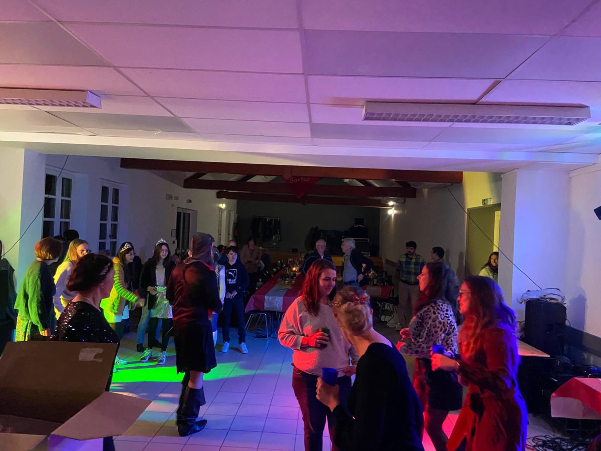 SMPLANNEMEZAN's tweet photo. Super soirée sur le thème Queen, un jeu mêlant connaissances générales et défis sportifs, concocté par Malvina et présenté par Pierre professionnel de l’animation habituelle de Ste Cécile https://t.co/8WSZrxGmr3
