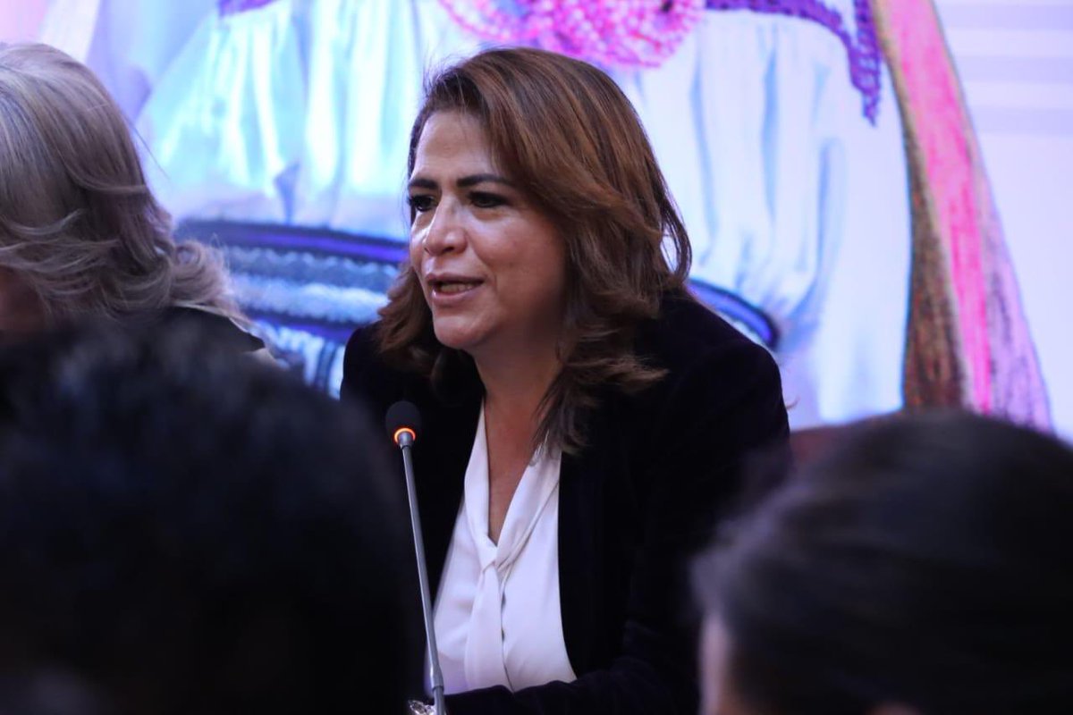 Las diputadas Fabiola Alanís, presidenta de la JUCOPO del Poder Legislativo, Emma Rivera y el diputado David Martínez, presidenta e integrante, de la Comisión de Puntos Constitucionales, sostuvieron un encuentro con personas comunidades indígenas.

#76LegislaturaDeMichoacán