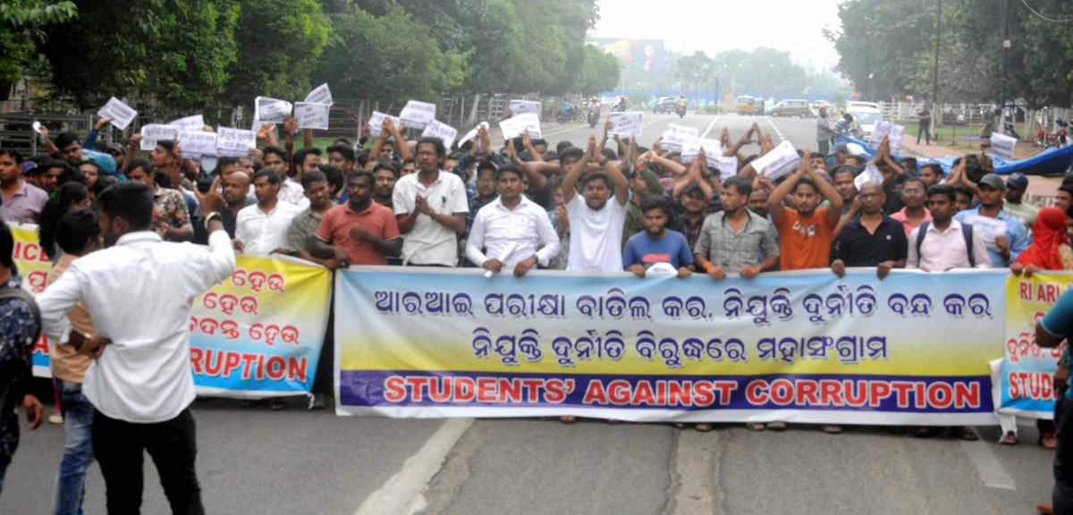 bibhuti_odisha_'s tweet photo. ଆନ୍ଦୋଳନକାରୀକୁ ବନ୍ଦୀ କରିପାର ହେଲେ ଆନ୍ଦୋଳନକୁ ନୁହେଁ।
#InquilabZindabad

ଲକ୍ଷ ଲକ୍ଷ ଓଡ଼ିଆ ମେଧାବୀଙ୍କ ଭବିଷ୍ୟତ ପାଇଁ ନିଯୁକ୍ତି ଦୁର୍ନୀତି ଓ ଚାକିରୀ ବିକ୍ରି ବିରୁଦ୍ଧରେ ନିର୍ଣ୍ଣାୟକ ଲଢେଇ ଲଢ଼ିବାକୁ ପ୍ରସ୍ତୁତ। 

#RIExamScam #GovtJobScam
#ବିଧାନସଭା #OLA #CancelRIExam 
#StudentsAgainstCorruption https://t.co/d1xnftC1Xt