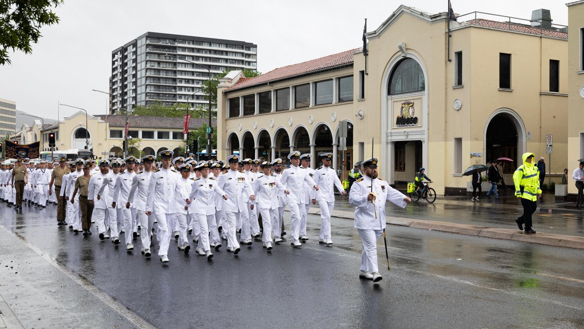 Australian_Navy's tweet photo. On Saturday #HMASCanberra (III) exercised its Freedom of Entry through the city centre of Canberra, with 260 of the ships crew, navy band and cadets joining the march. HMAS Canberra (I) survivor watched on speaking with #AusNavy members. https://t.co/ZloCQ9AINP
