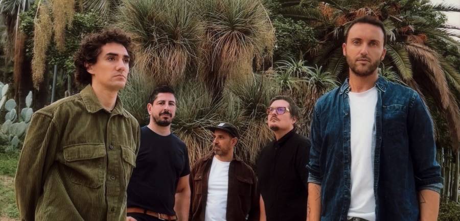 [Noticias]

<a href="/somosholachica/">Hola Chica</a> presenta nuevo single: 'Reflejos'. ¡Escucha la música de los barceloneses en el interior de la noticia!

➡️ musicazul.com/noticias-hola-…

#HolaChica #Reflejos