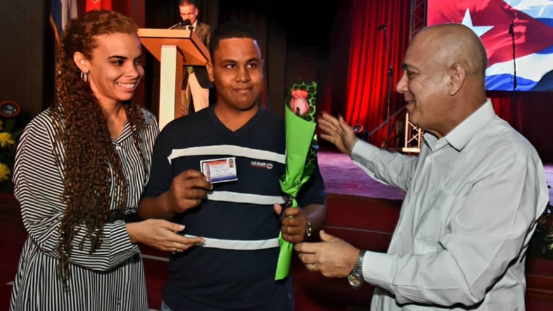Acompañamos a los trabajadores y estudiantes de la <a href="/UniversidadPCC/">Universidad del PCC Ñico López</a> en la celebración del 64 aniversario  del Sistema de Instrucción Revolucionaria. #UnidosXCuba