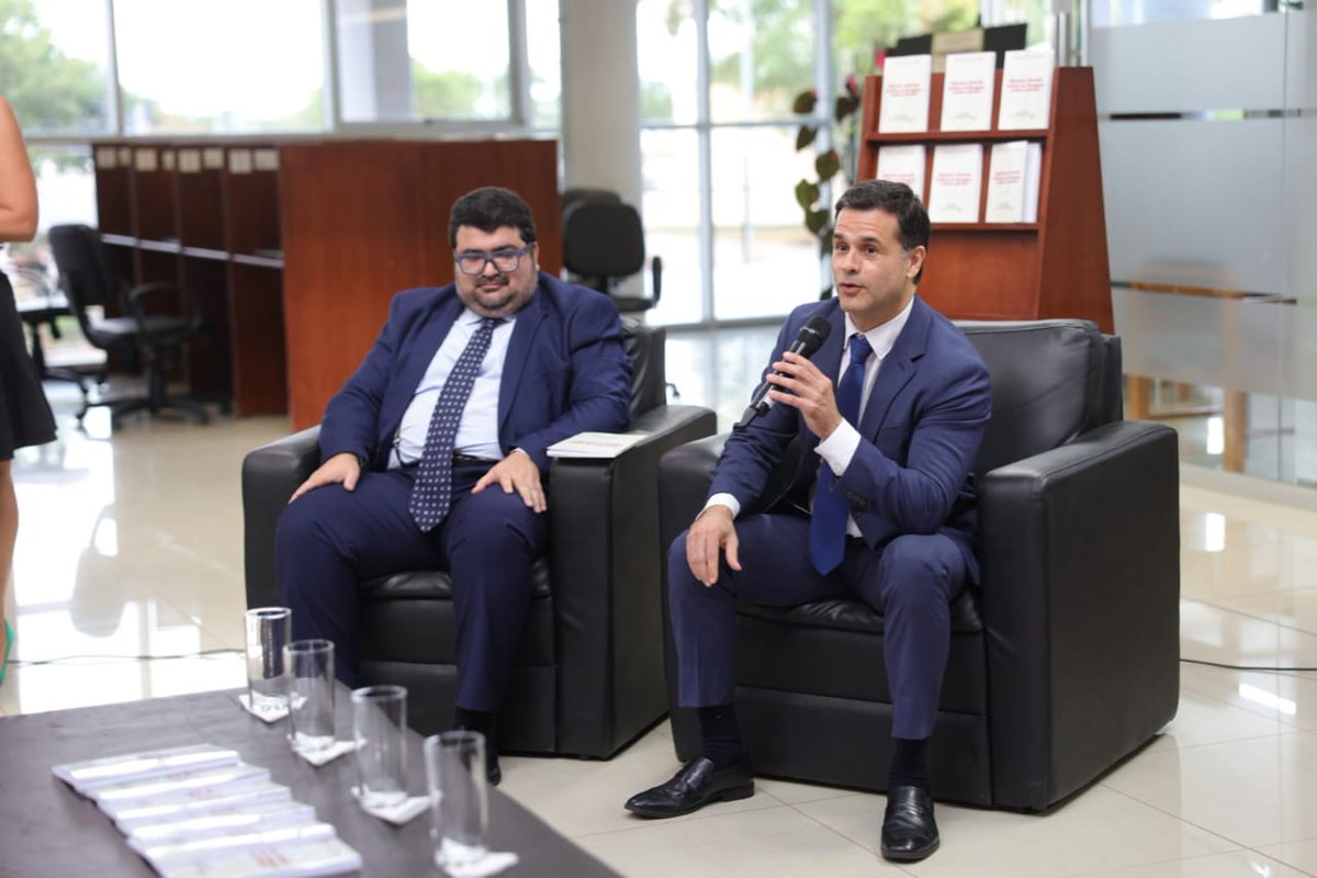 En la sala de lectura de la <a href="/baccnpy/">BCN Augusto Roa Bastos</a>, se lleva a cabo la presentación del libro “Historia y Derecho Político en Paraguay” a cargo del senador <a href="/DerlisMaidanaPy/">Derlis Maidana Senador</a>. Actividad organizada por la <a href="/AcademiaHCS/">Academia Legislativa</a> conjuntamente con la Biblioteca del Congreso Nacional.

#SenadoPy