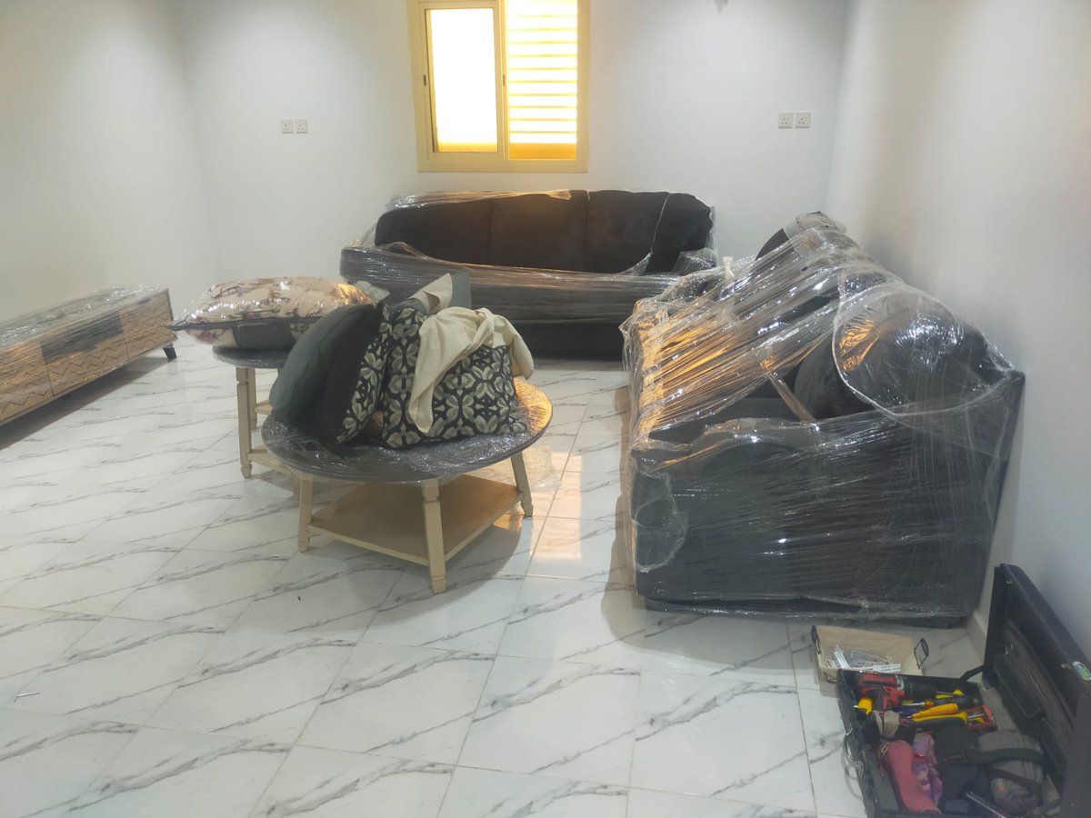 التغليف المحترف: يستخدمون مواد متينة مثل البابلز، الكرتون المقوى، والصناديق الخشبية لضمان حماية الأثاث أثناء النقل.
طاقم عمل مدرب: يضم فريقًا محترفًا متخصصًا في فك وتركيب جميع أنواع الأثاث، بما في ذلك أثاث أيكيا.