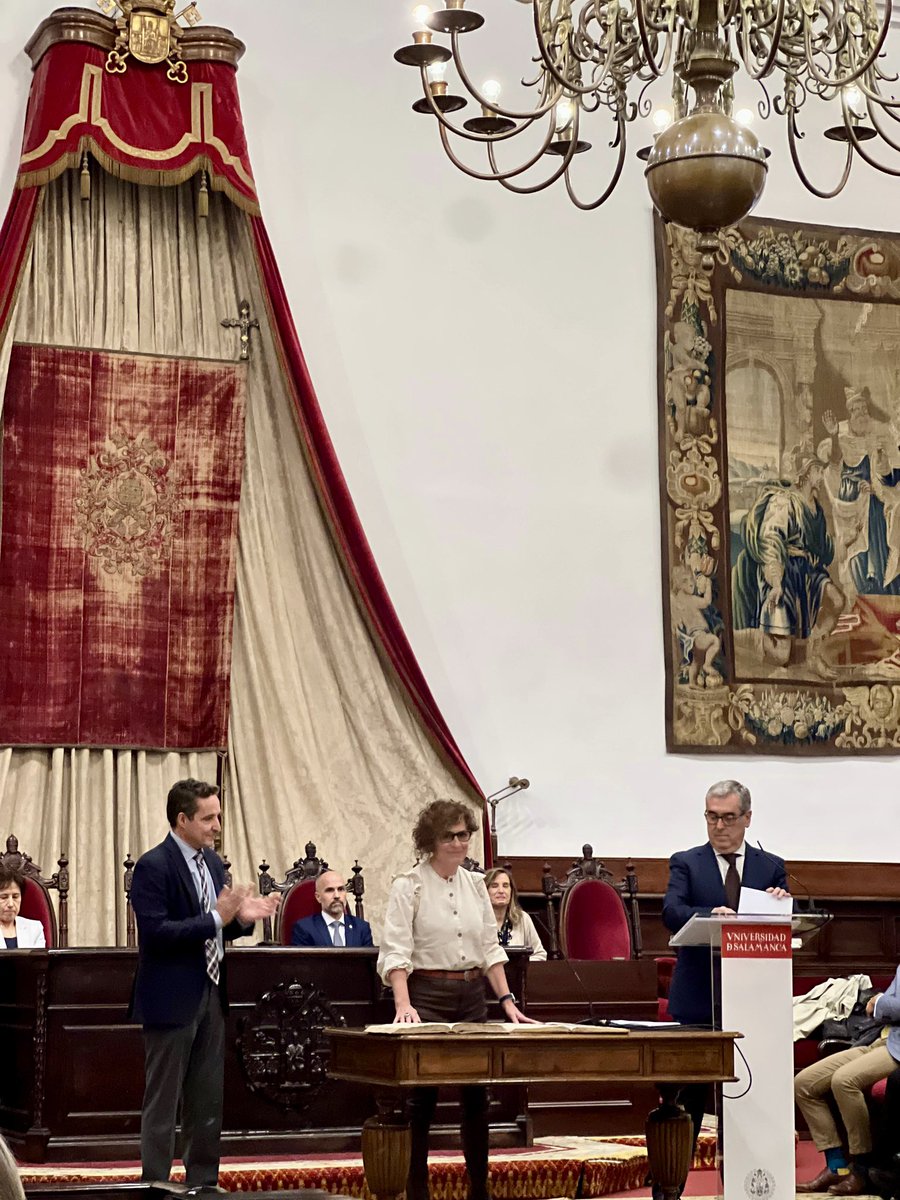 uadle_usal's tweet photo. UADLE en el acto de toma de posesión de la Profesora Mercedes I. Rueda como Directora del Departamento de psicología Evolutiva y de la Educación de la Universidad de Salamanca. Felicidades!@usal @dipusalamanca en @PsicologiaUSAL https://t.co/9pr48m5b3B