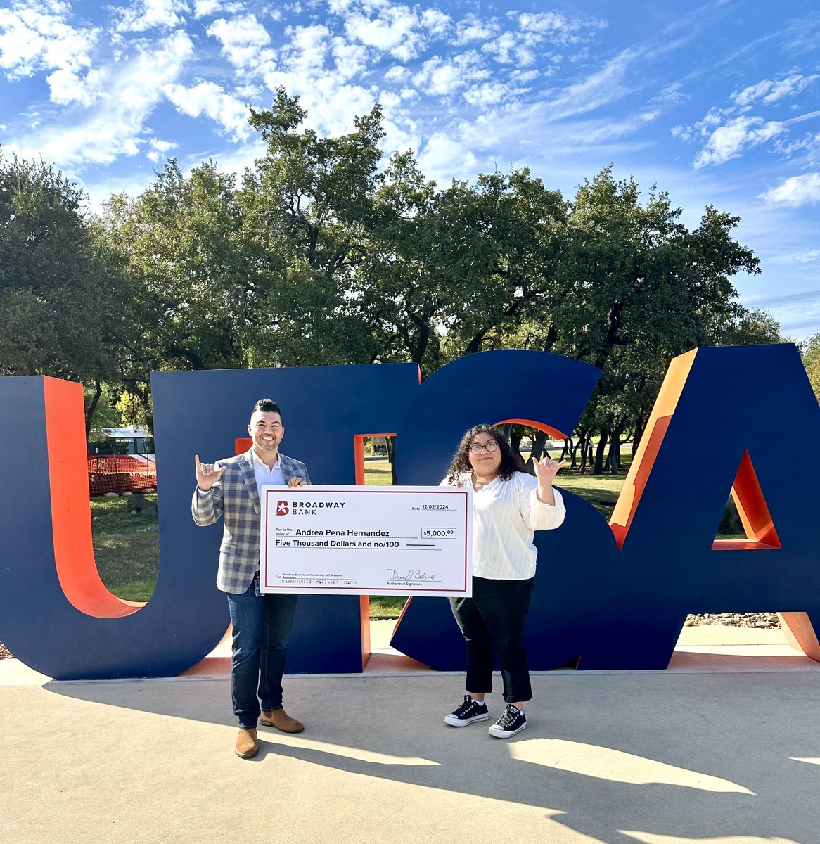 theCavazosJ's tweet image. Birds WAY Up!! @BroadwayBank is proud to continue to support student success at @UTSA by funding scholarships via our “Broadway Bank Named Scholarship Program” through the @UTSAAlumni Association!! #ForTheLongRun