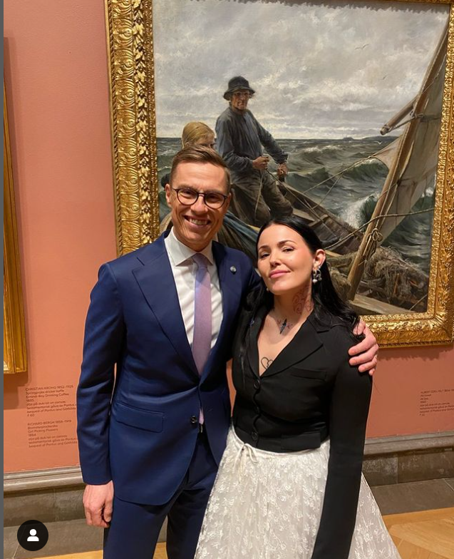 everygreeninmay's tweet photo. @MariPudas @MiriamBryant Kyllä, #Eurovision Finland fb-ryhmässä jaettu ruotsalaisen fanin kuva keikalta, Miriam Bryant sinisissä valoissa, musta pusero hihansuu pujotettu peukalosta, myös aikataulut täsmää.

Ylen #UMK20 #UMK2025 stubbin #Itsenäisyyspäivä #linnanjuhlat isänmaallisuus stubb #Eurovision2025 https://t.co/nwsGn3FtHh