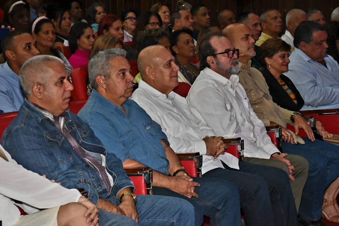 PartidoPCC's tweet photo. Con la presencia de @DrRobertoMOjeda se celebraron   los 64 años del Sistema de Instrucción Revolucionaria en #Cuba, que nació el 2 de diciembre de 1960 con la fundación de la Escuela Nacional "Nico López", hoy  Universidad del Partido. https://t.co/Vzkn0tEAKW