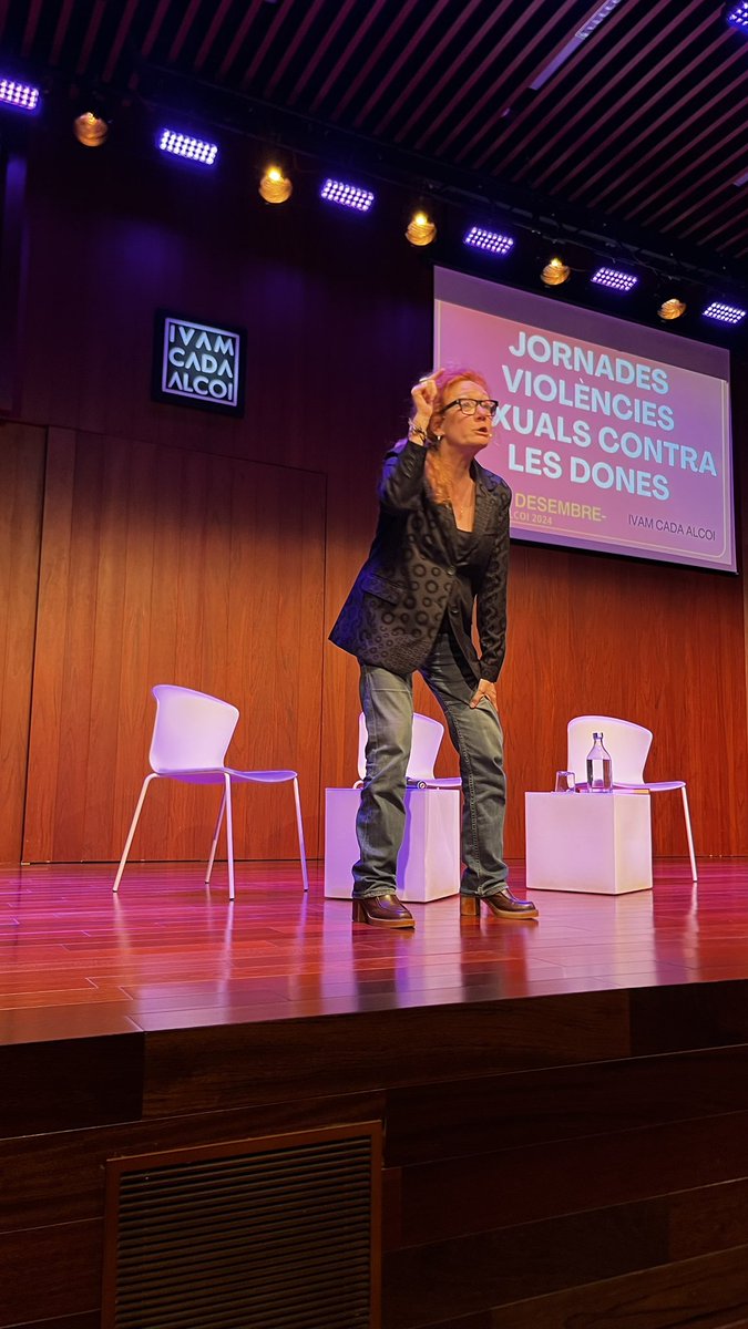 Les Jornades 'Violències sexuals contra les dones' a més de ser molt interessants estan sent molt reveladores de com tenim de normalitzades i silenciades les agressions sexuals. 

Tanquem la jornada de hui amb Cristina Fallarás i demà continuem 👀