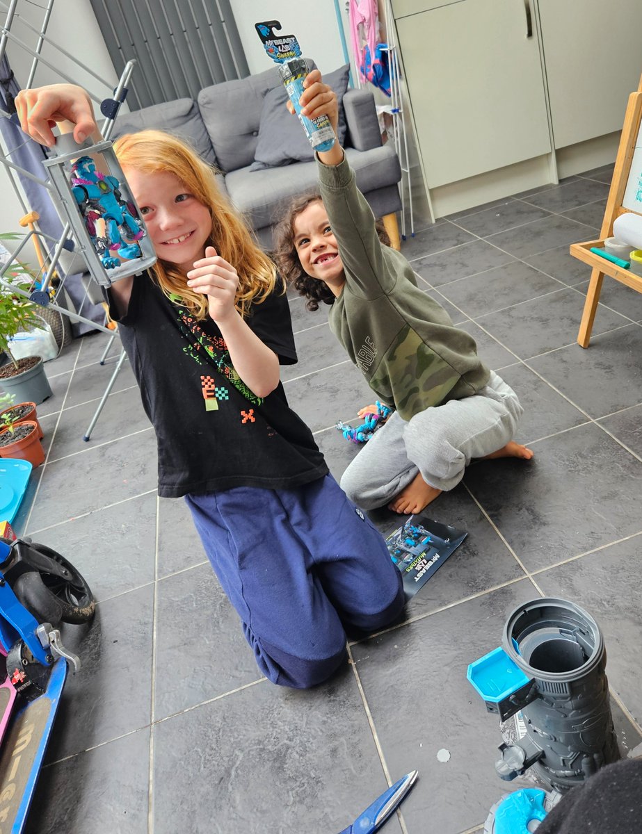 oggie679's tweet image. Thank you @ComeRound for another great campaign! My son and his Mr Beast Lab reveal. #MrBeastLab #MrBeastLabMutators @MooseToys @SmythsToysUK