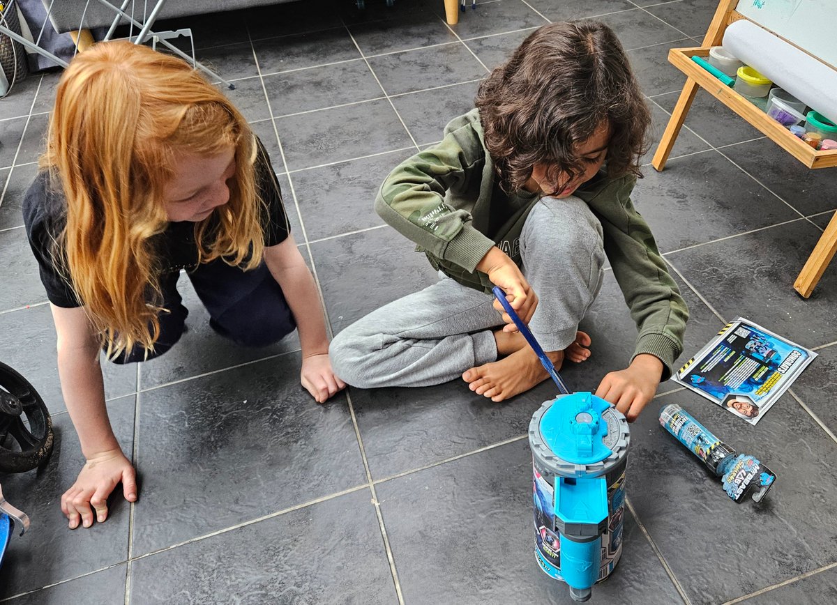 oggie679's tweet image. Thank you @ComeRound for another great campaign! My son and his Mr Beast Lab reveal. #MrBeastLab #MrBeastLabMutators @MooseToys @SmythsToysUK