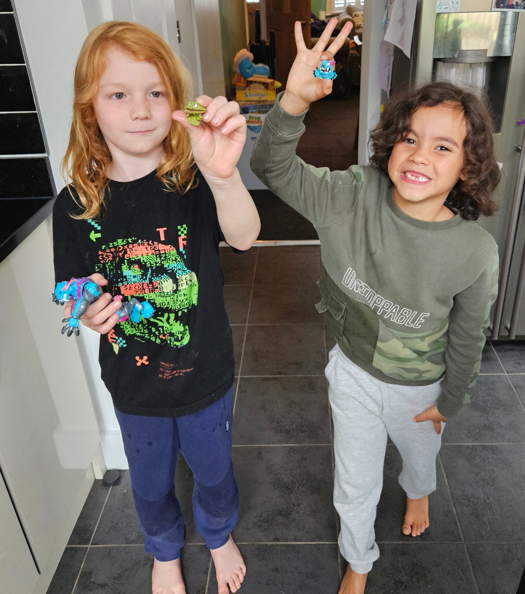 oggie679's tweet image. Thank you @ComeRound for another great campaign! My son and his Mr Beast Lab reveal. #MrBeastLab #MrBeastLabMutators @MooseToys @SmythsToysUK