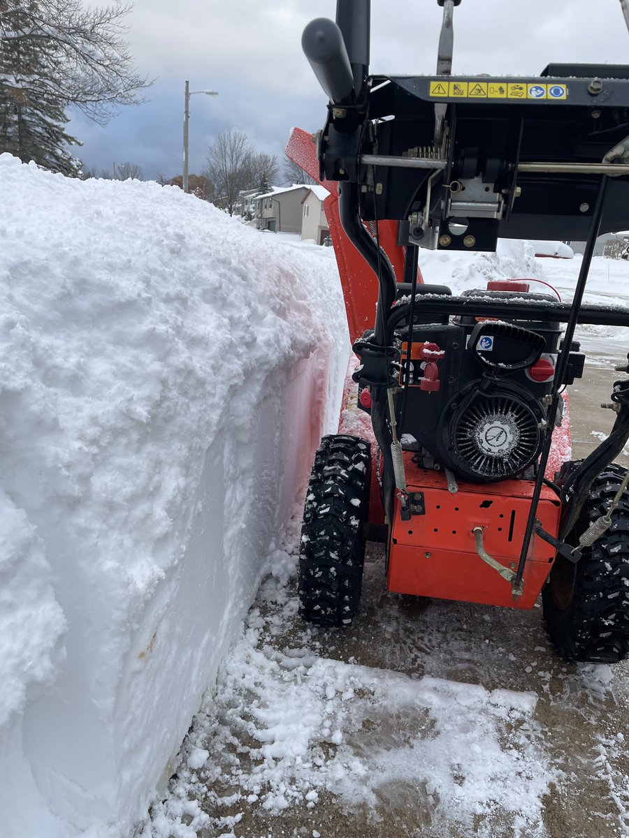 FoolBridges's tweet photo. My @Ariens has been eating snow all weekend like a champ!! #EriePA https://t.co/92qofZWaQr