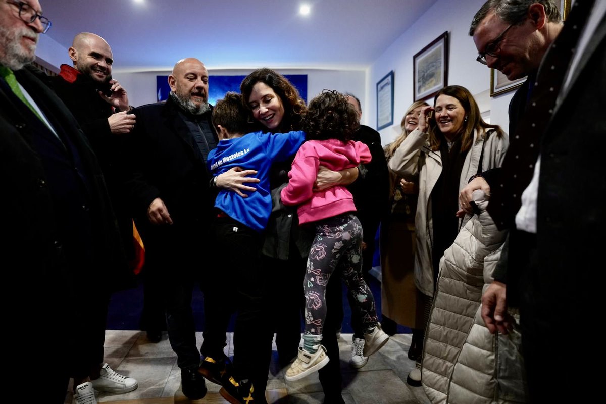 IdiazAyuso's tweet photo. Me encanta Móstoles y su gente. Y está preciosa con sus luces de Navidad.

Estrenamos sede y en ella estamos a vuestra entera disposición. Gracias, @mbautista_pp. https://t.co/wS82AtwXCk