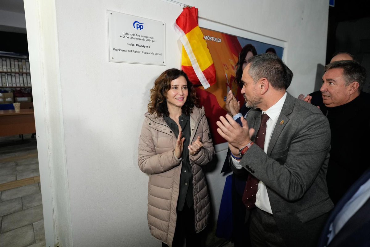 IdiazAyuso's tweet photo. Me encanta Móstoles y su gente. Y está preciosa con sus luces de Navidad.

Estrenamos sede y en ella estamos a vuestra entera disposición. Gracias, @mbautista_pp. https://t.co/wS82AtwXCk