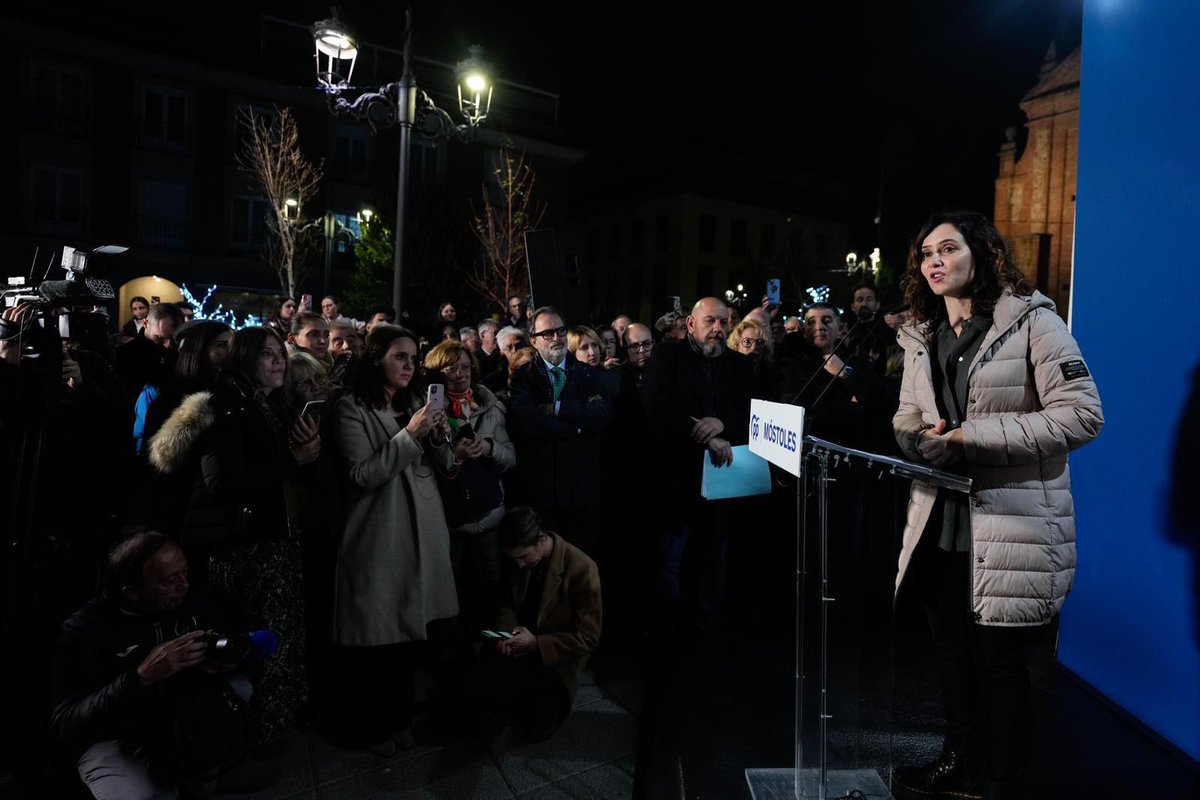 IdiazAyuso's tweet photo. Me encanta Móstoles y su gente. Y está preciosa con sus luces de Navidad.

Estrenamos sede y en ella estamos a vuestra entera disposición. Gracias, @mbautista_pp. https://t.co/wS82AtwXCk