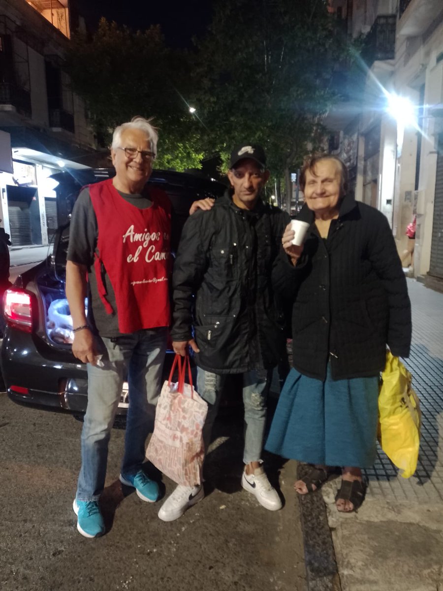 amigosenelcamin's tweet image. Noche fresca de domingo, luego de un día de intensa lluvia, los voluntarios de #AeeC salimos a recorrer la ciudad para visitar a todos nuestros amigos que viven en la calle.