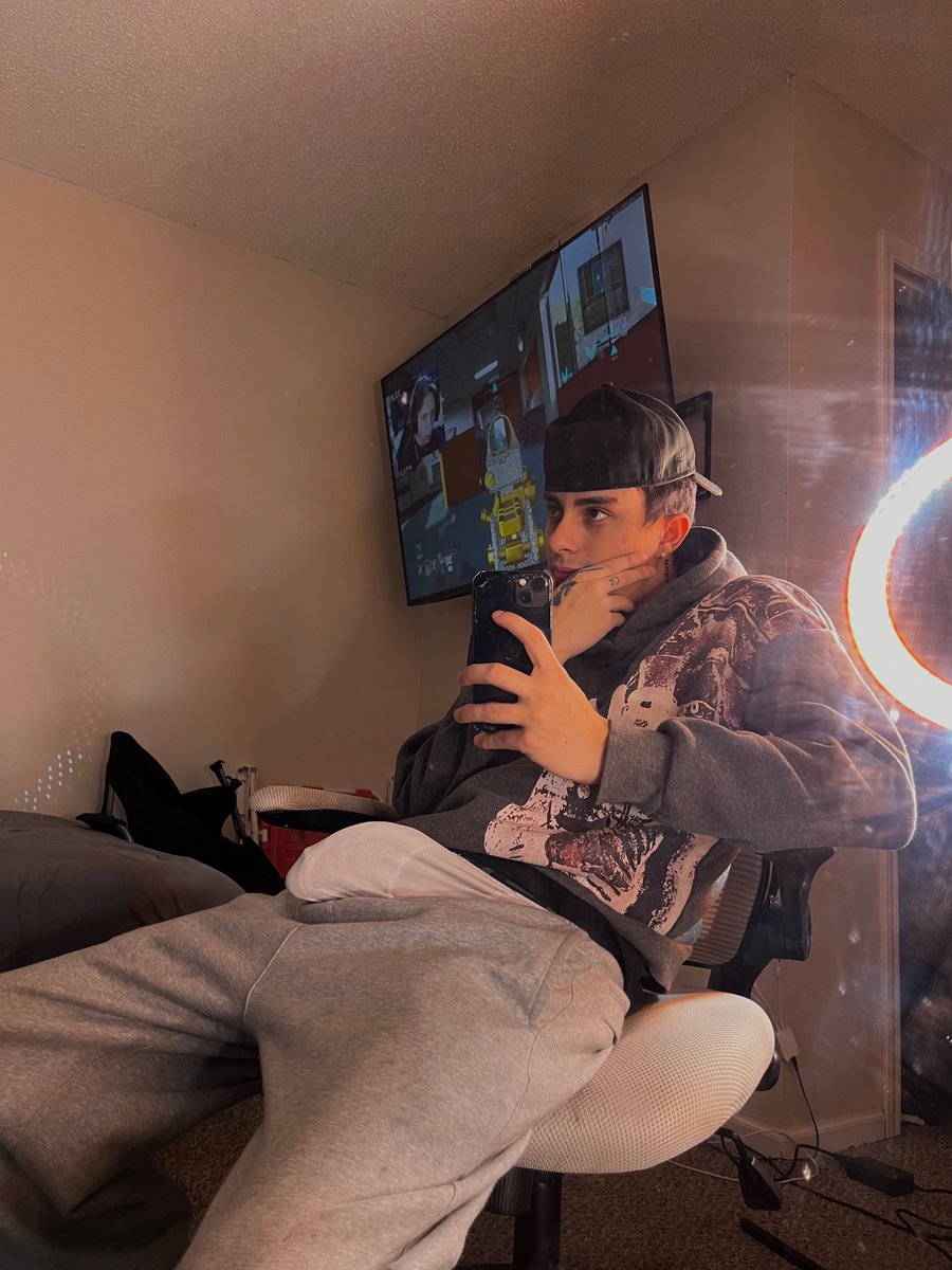 say “hey” for a suprise pic in ur dms