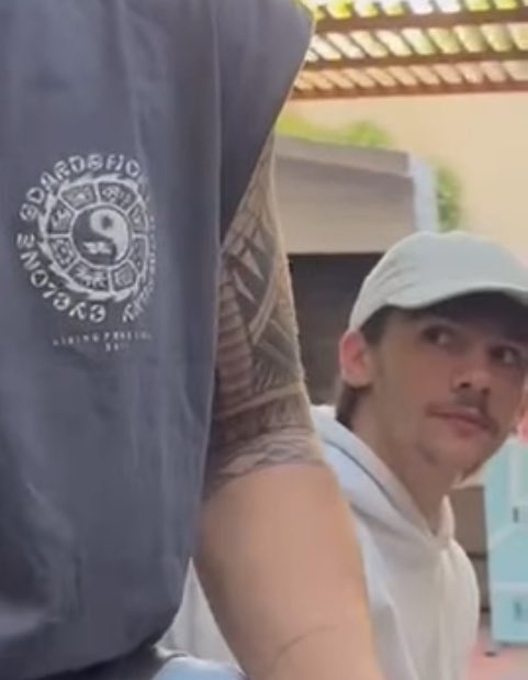 Yo asegurando que mi amigo no cuente las partes ilegales de la historia