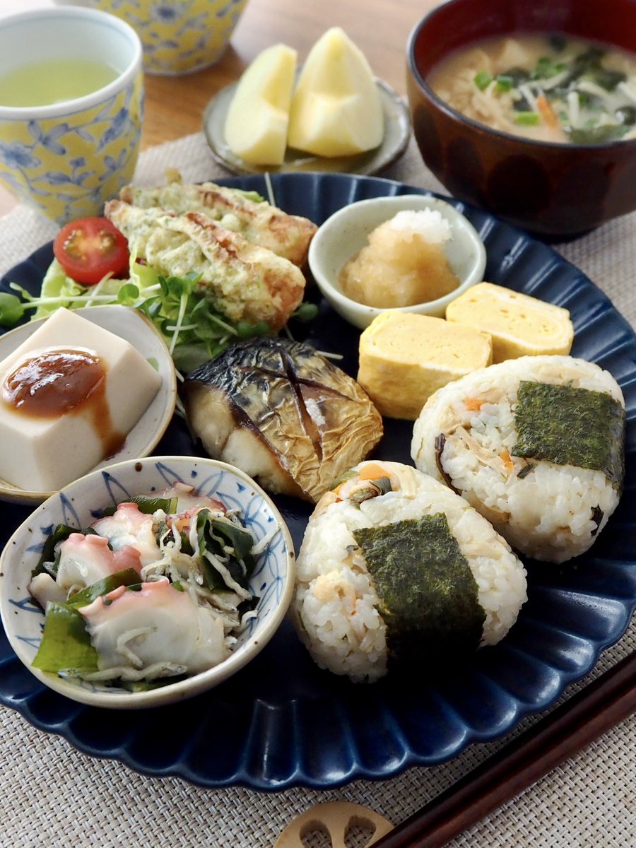 mariko_p's tweet photo. 今日の朝ごはんは塩鯖と冷凍庫のへそくり炊き込みご飯おにぎり。炊き込みはいつも余る🤣 https://t.co/fbP7X33KPT