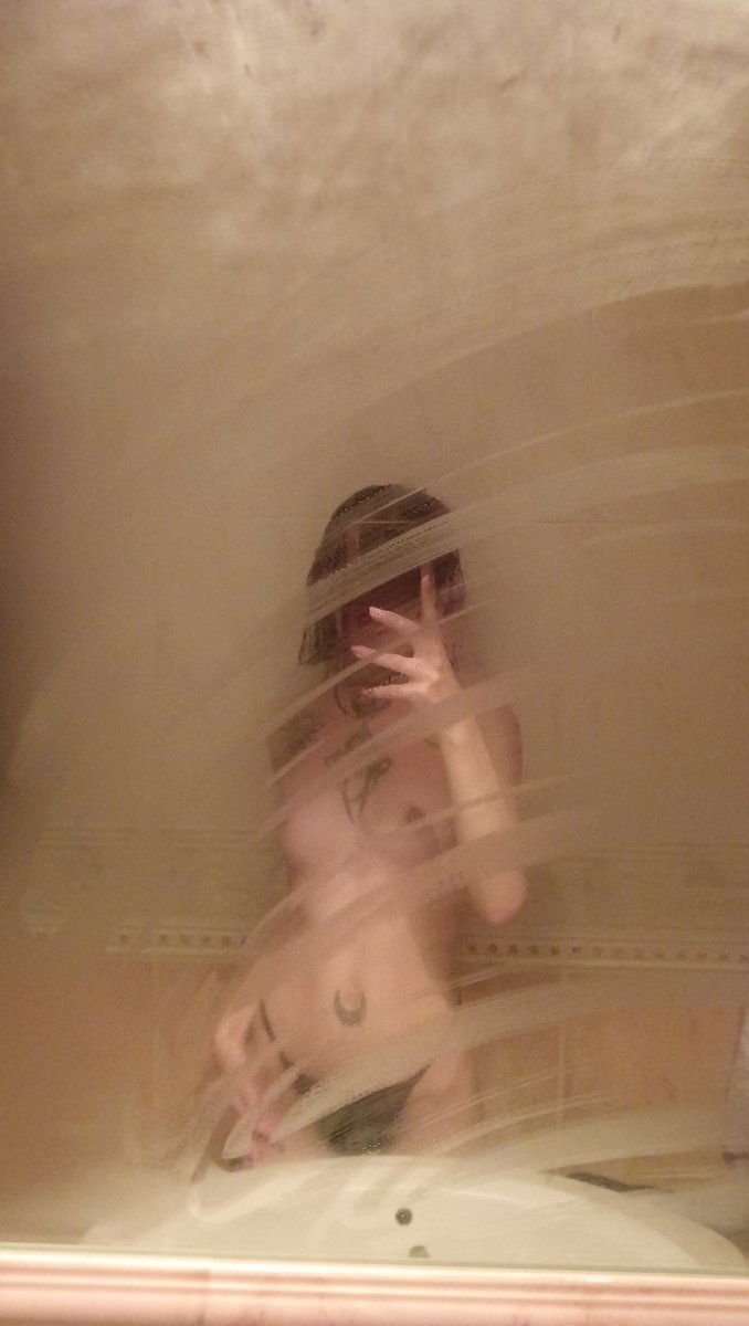 🚿💦
onlyfans.com/moira_black